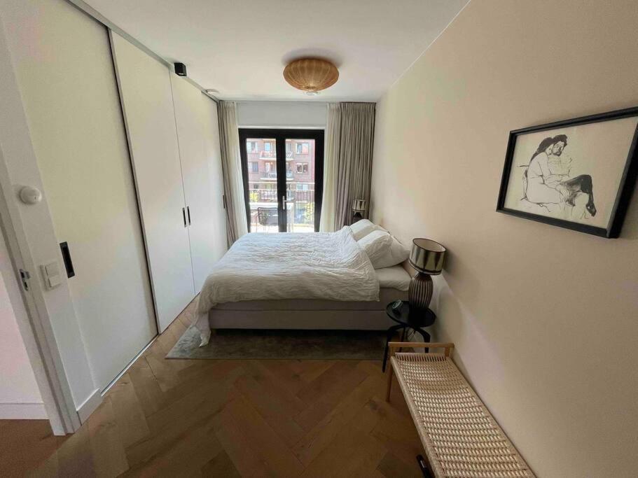 Trendy Spacious, Canal Terrace Apartment