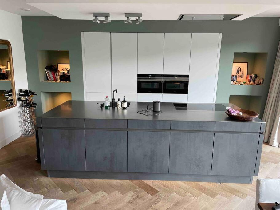 Trendy Spacious, Canal Terrace Apartment *